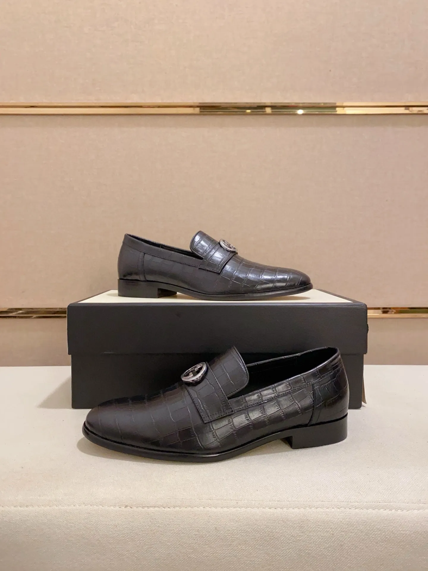 Men's shoes 💰: 520💰 (GUCCI) new series ss hot new products 💢 💠 Casual leather shoes 👞, first layer of cowhide, upper hardware buckles and logo on the sides of the shoe, brand logo on the insole and sole 💠 💎Upper: 100% cowhide 💎Inner: cowhide/100% 💎Feet: cowhide/100% 💎Sole: rubber/100% 💎SIZE: 38 39 40 41 42 43 44 Can be customized 45